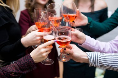 Kadeh kaldırmak için gözlüklü şirket çalışanlarına bakın.