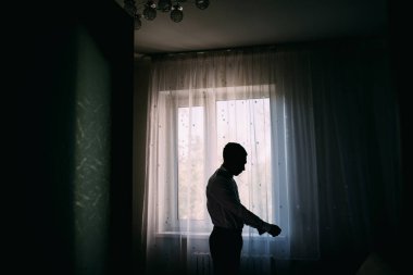 Odada erkek gömleği silueti