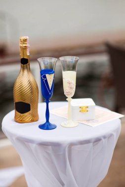 Gelin ve damadın kadehleri düğün masasında.