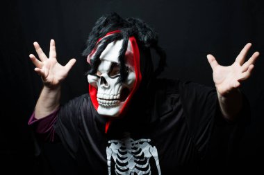 Cadılar Bayramı için iskelet kostümlü adam