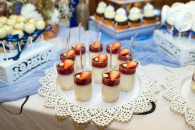 Düğün partisi için masada farklı tatlılar var.