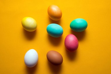 Yukardan sarı arka planda Paskalya yumurtaları