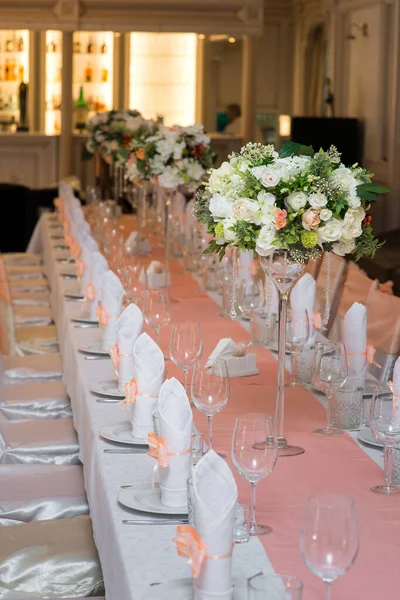 Servido Mesa Decorada Com Uma Decoração Para Banquete Casamento — Fotografia de Stock