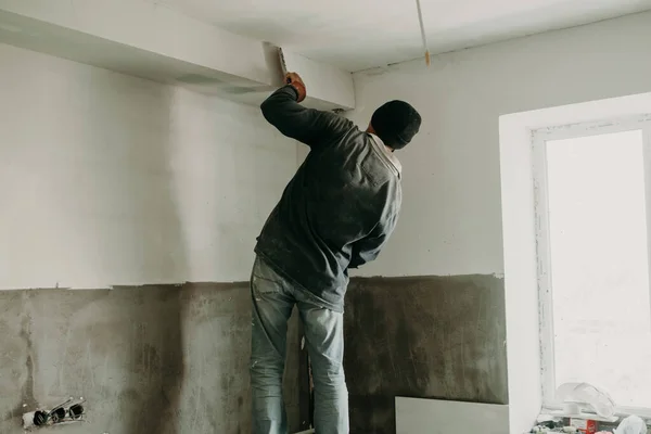 Man Putty Ceiling Repair Apartment — Stock Photo, Image