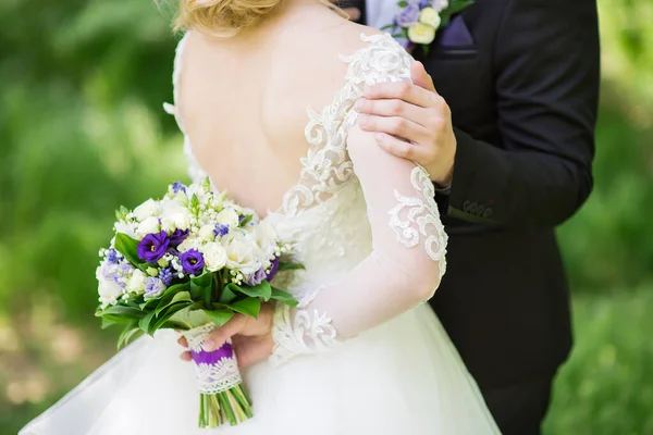 Brudgummen Kramar Försiktigt Sin Brud Trädgården — Stockfoto