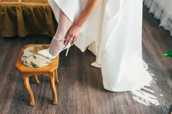 Noiva Prende Sapato Casamento Cadeira — Fotografia de Stock