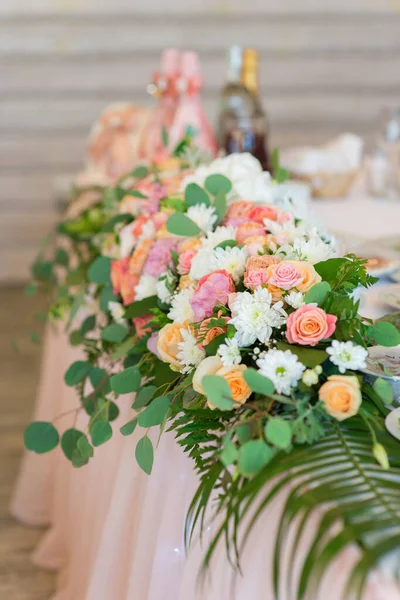 Flower Arrangement Wedding Table Restaurant — Stock Photo, Image