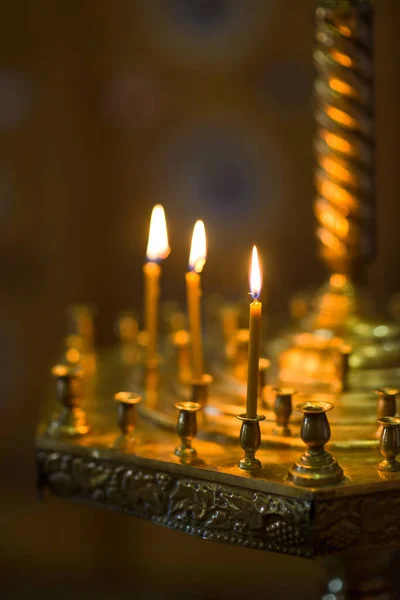 Égő Gyertyák Asztalon Templomban — Stock Fotó