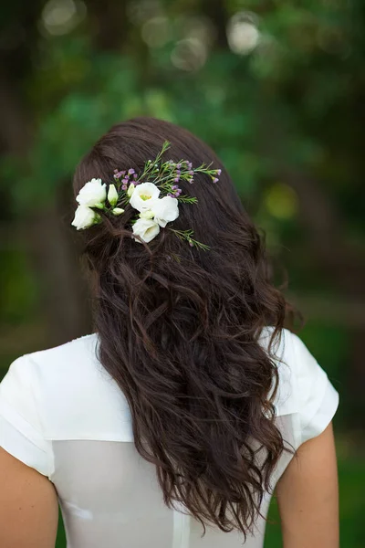 Penteado Ridal Noiva Com Decorações Flores Perto — Fotografia de Stock