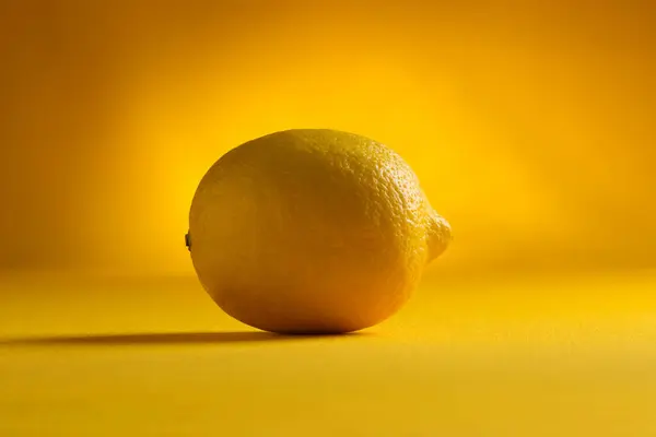 Limão Sobre Fundo Amarelo Brilhante — Fotografia de Stock