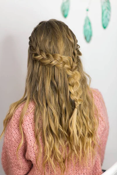 Jeune Fille Avec Une Belle Coiffure Cheveux Longs Tissage Coiffeur — Photo