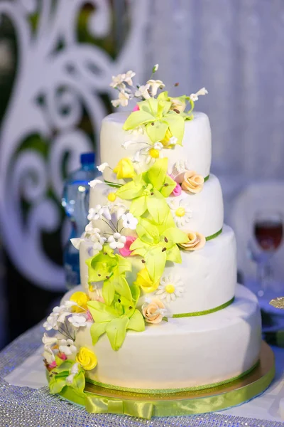 Wedding Cake Decorated Mastic Flowers Tray — Stock Photo, Image