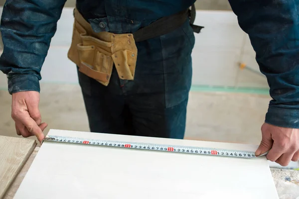 Worker Measures Length Wall Tiles — Stock Photo, Image