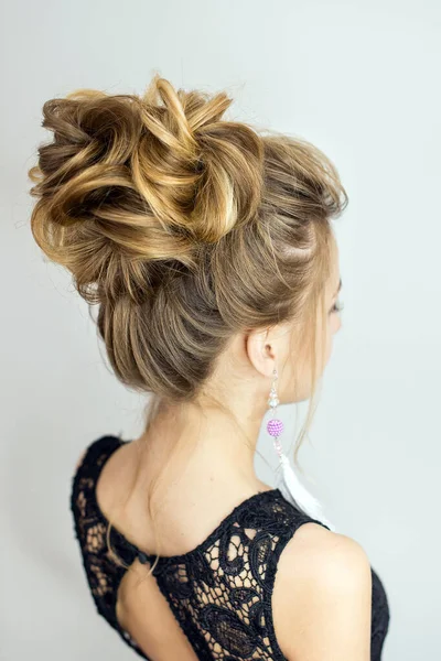 Menina Com Penteado Olhar Por Trás Cabeleireiro Cabeleireiro Cabeleireiro — Fotografia de Stock