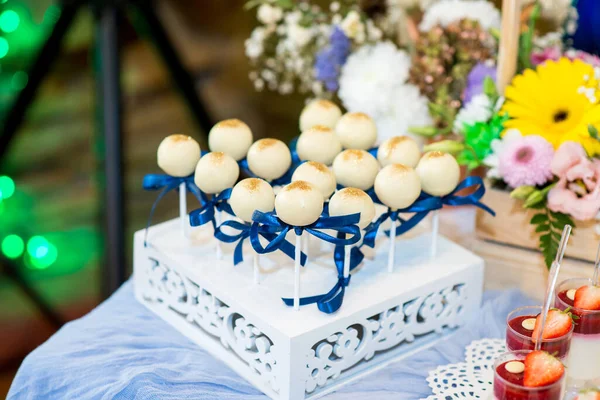 Bellissimi Dolci Dessert Uno Stand Primo Piano — Foto Stock