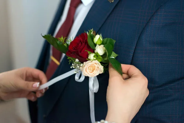 Menyasszony Egy Virágcsokrot Köt Vőlegényhez Dzsekin — Stock Fotó