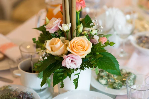 Arranjo Flor Rosas Frescas Uma Mesa Banquete — Fotografia de Stock