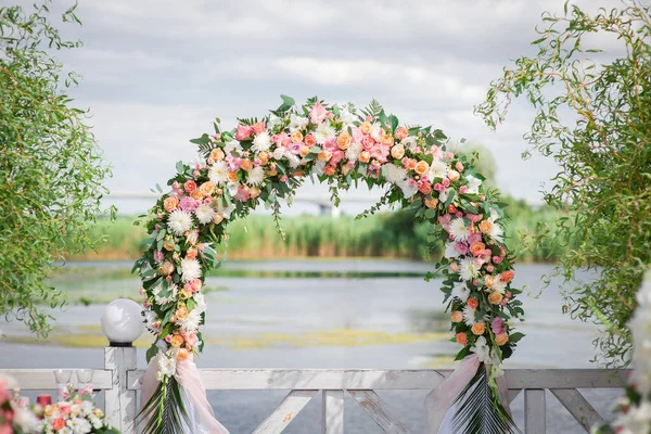 Весільна Арка Свіжих Квітів Церемонії — стокове фото