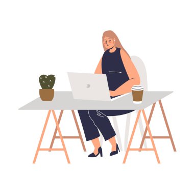 Dizüstü bilgisayarda çalışan genç bir iş kadını masada oturuyor. Ofis iş yeri kavramı