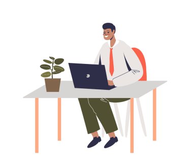 Gülümseyen Afrikalı işadamı ofis masasında oturmuş dizüstü bilgisayarla çalışıyor.