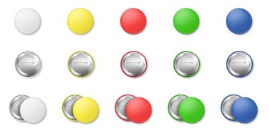 Beyaz arkaplanda izole edilmiş renkli tuş iğneleri. Büyük yuvarlak rozet koleksiyonu