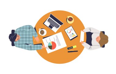 Sekme üzerinde oturan iki meslektaşla çalışma süreci, yukarıdan bakıldığında yeni bir strateji planlıyorlar