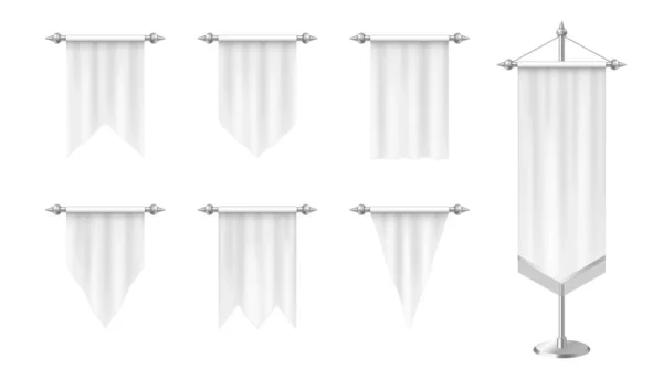 Pennants brancos realistas, bandeiras verticais mockup isolado no fundo branco — Vetor de Stock
