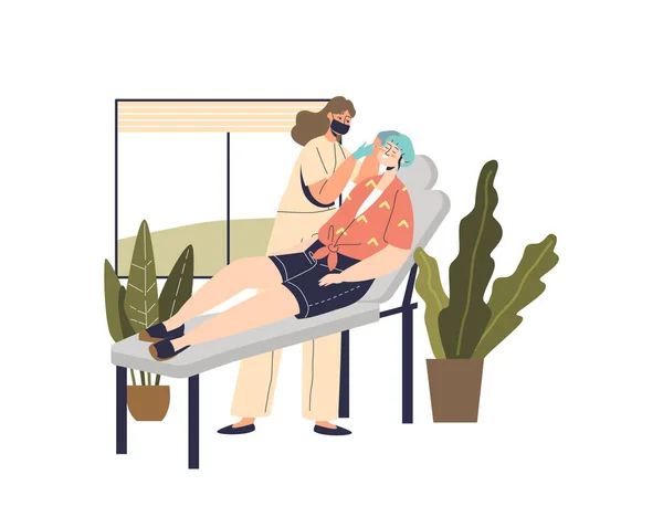 Donna visita cosmetologo ottenere rilassante procedura spa o trattamento della pelle nel salone di benessere — Vettoriale Stock