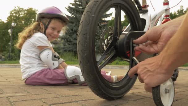 Ruedas de entrenamiento de bicicleta infantil — Vídeos de Stock