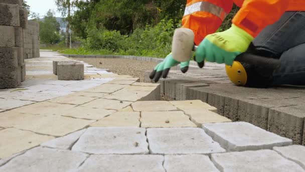Trabalhador da construção faz novo pavimento calçada — Vídeo de Stock