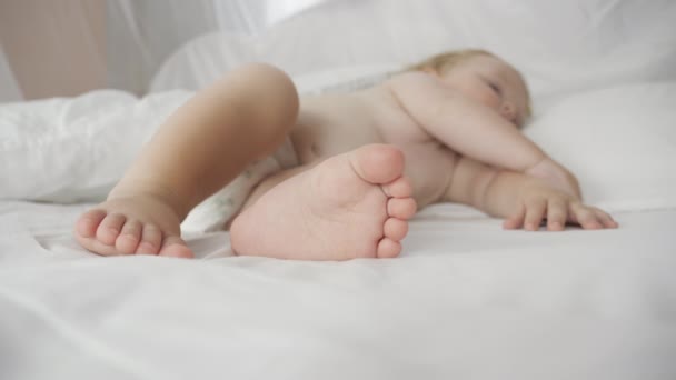 Pequenos pés de um bebê recém-nascido. — Vídeo de Stock