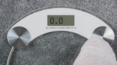 Banyo ölçeğine yazılan OMG dijital ekran