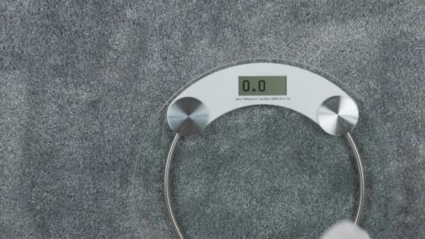 Bathroom scales with LCD screen saying Help — Stock Video