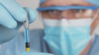 Doktor şırıngayı aşıyla hazırlıyor.