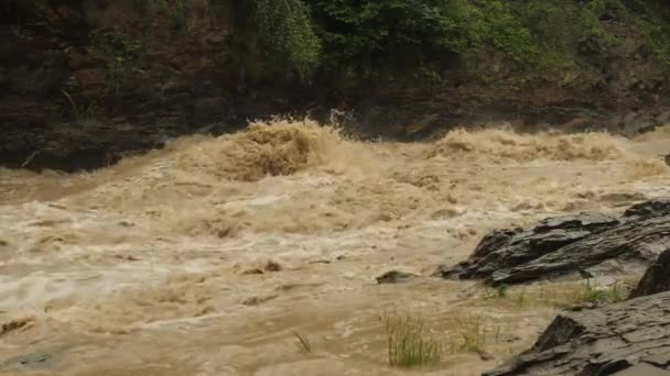 Río furioso con agua sucia — Vídeo de stock