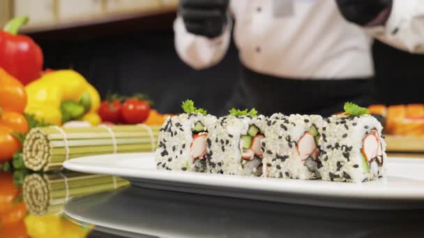 Häuptlingshände machen Sushi-Rollen auf Bambusmatte. — Stockvideo