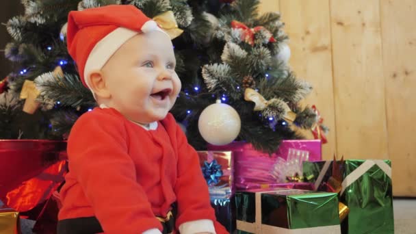 Bambino vicino all'albero di Natale decorato — Video Stock