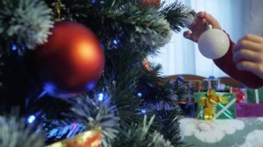 Çocuk Noel ağacını süslüyor
