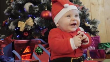 Noel Baba gibi giyinmiş küçük çocuk.