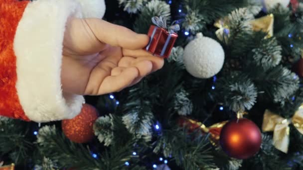 Las manos de Papá Noel le dan a un niño un regalo de Navidad — Vídeo de stock