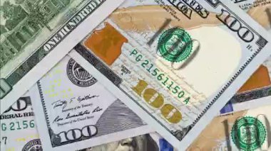 Amerikan parası. 100 banknot, yukarıdan gelen banknotlar.