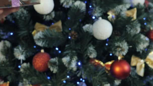 Jultomtens händer ger ett barn en julklapp — Stockvideo