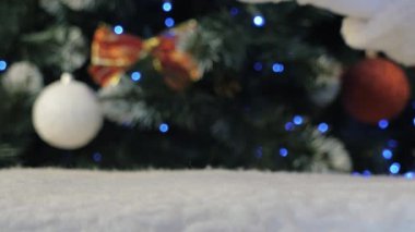 Noel Baba süslenmiş Noel ağacının yanına hediye koyar..