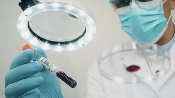 Operatore medico in laboratorio alla ricerca di un nuovo vaccino. — Video Stock
