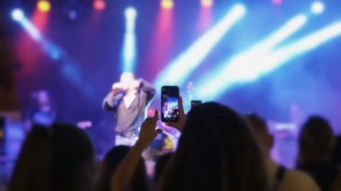 Bulanık kalabalık parti yapıyor, gece konserinde dans ediyor..