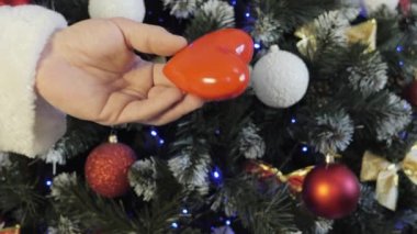 Noel Baba 'nın elleri Çocuğa Noel hediyesi verir