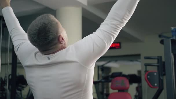 Atlético chico está entrenando en un gimnasio — Vídeo de stock