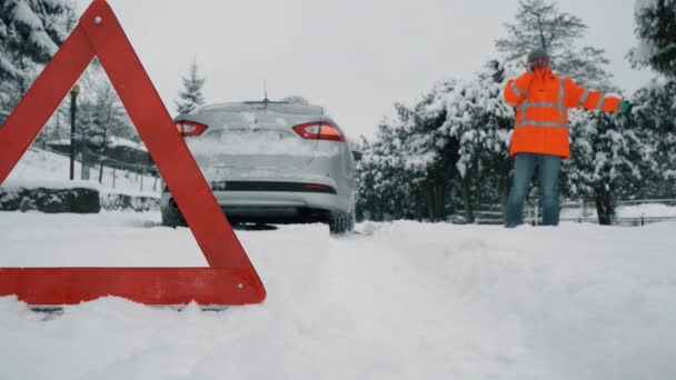 Auto in de sneeuw — Stockvideo