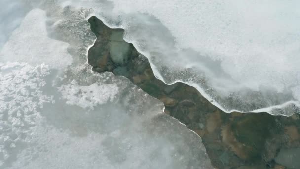 Topniejący lód tworzący rzekę — Wideo stockowe