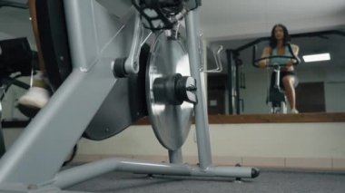 Genç atletik kadın staj bisikleti eğitimi alıyor.